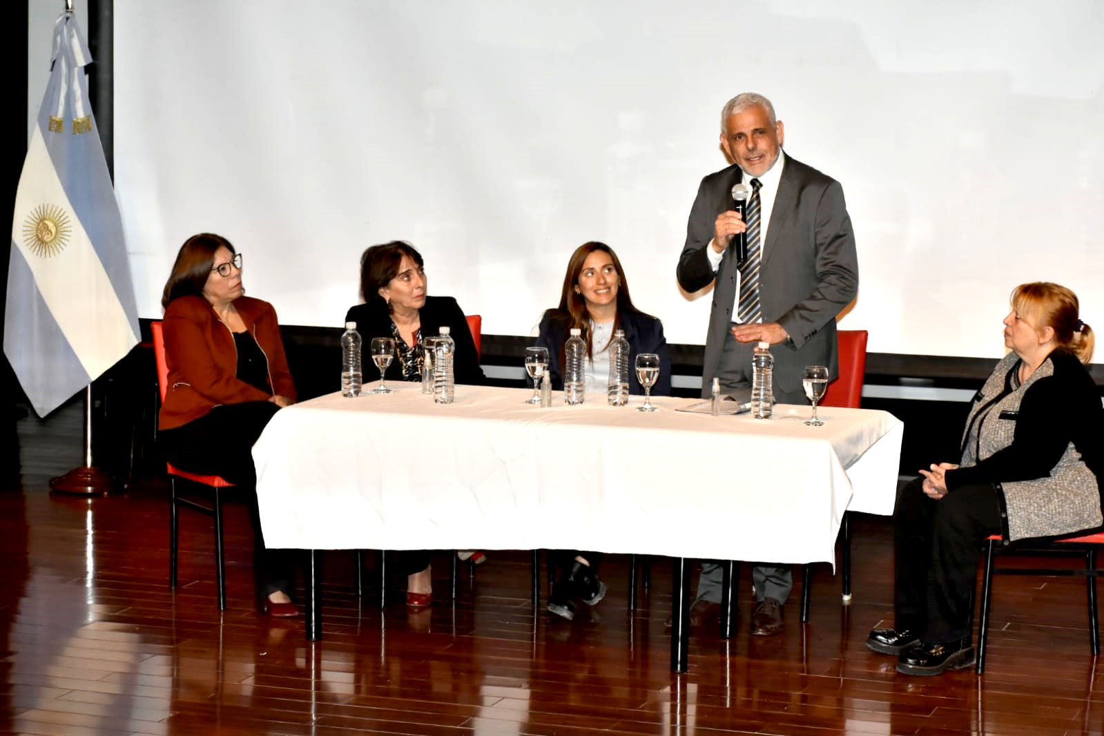 Dr Saul en aimogasta con autoridades