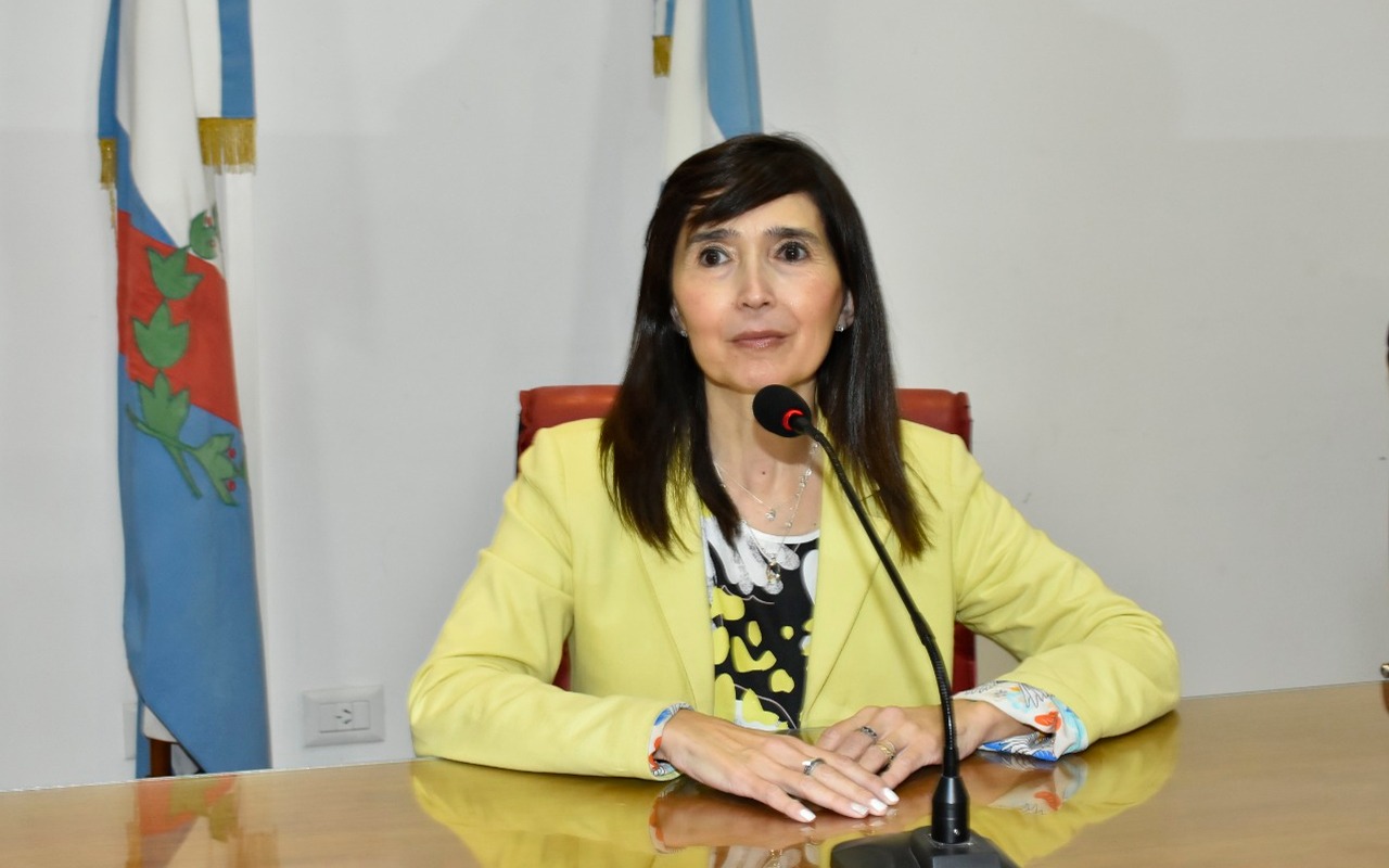 dra sara lopez douglas 5