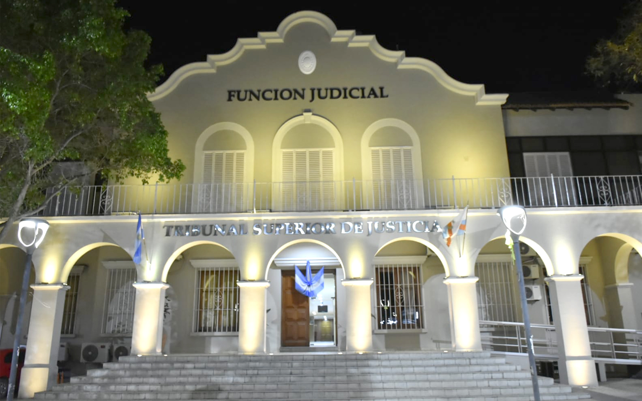 tribunal fachada nocturna